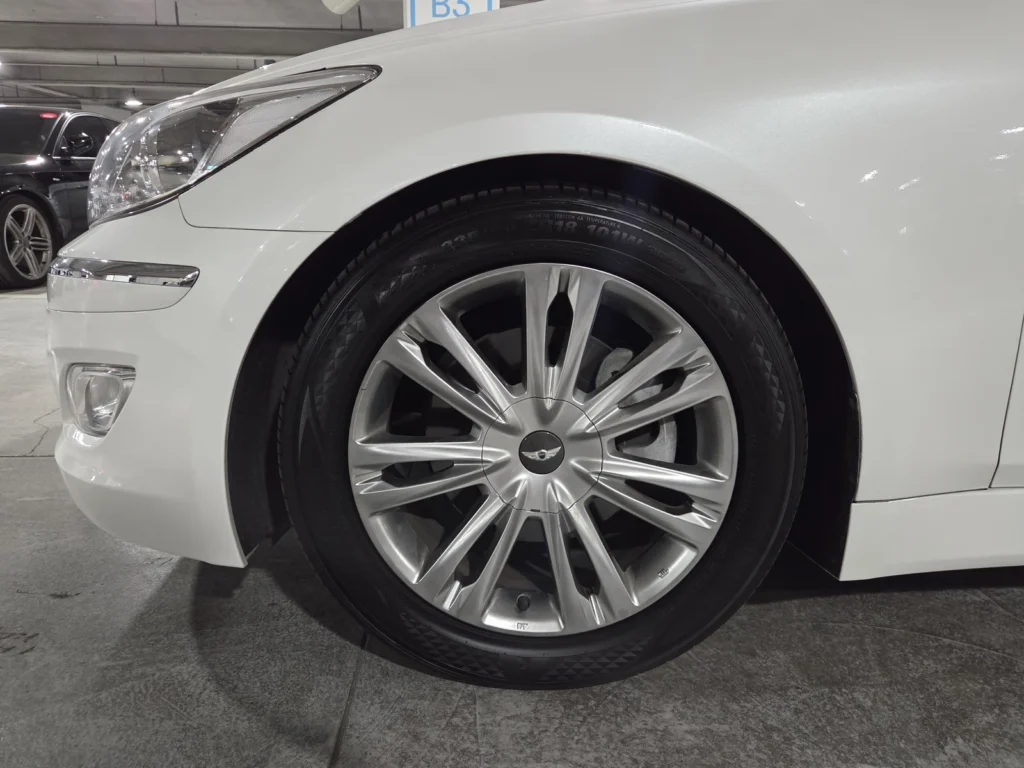 Hyundai Genesis BH330 Luxury Base Trim