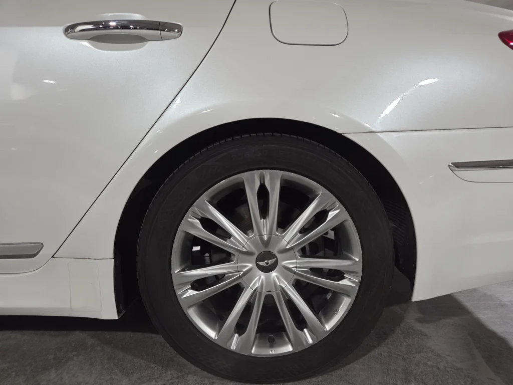 Hyundai Genesis BH330 Luxury Base Trim