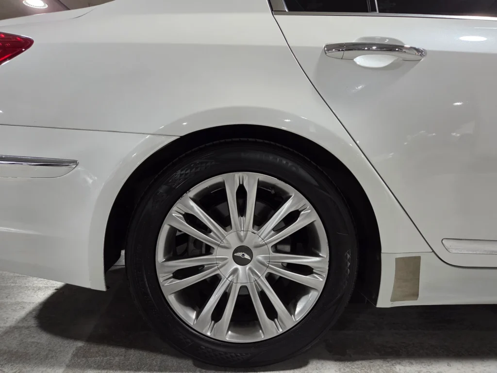 Hyundai Genesis BH330 Luxury Base Trim