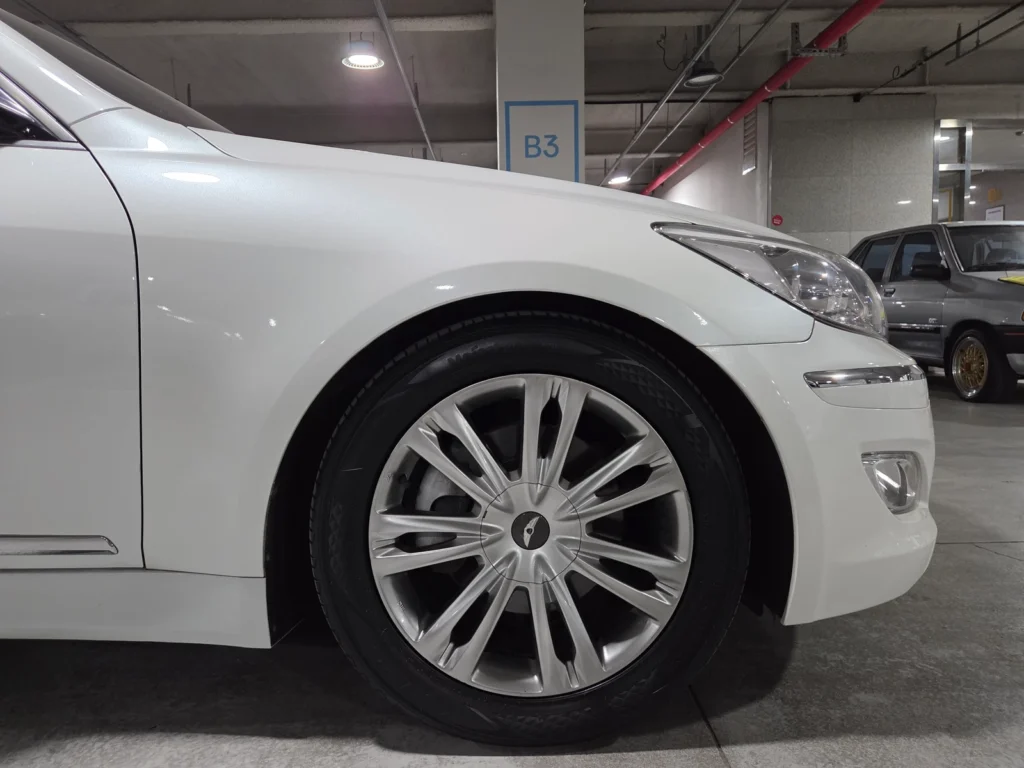 Hyundai Genesis BH330 Luxury Base Trim