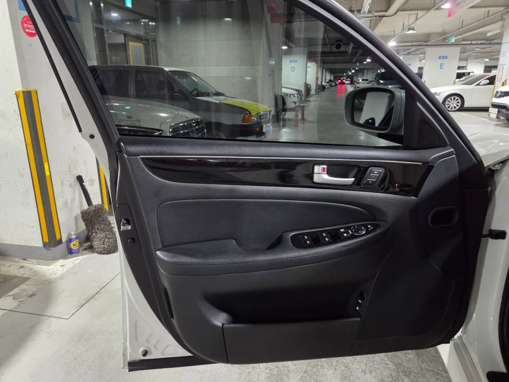 Hyundai Genesis BH330 Luxury Base Trim