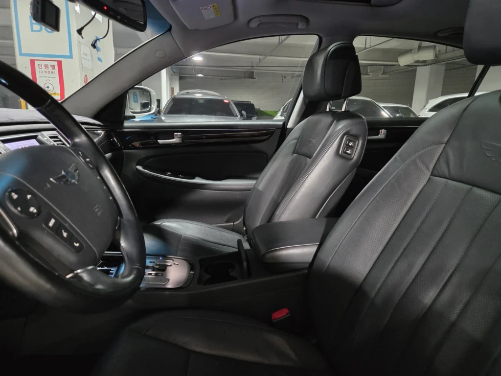 Hyundai Genesis BH330 Luxury Base Trim