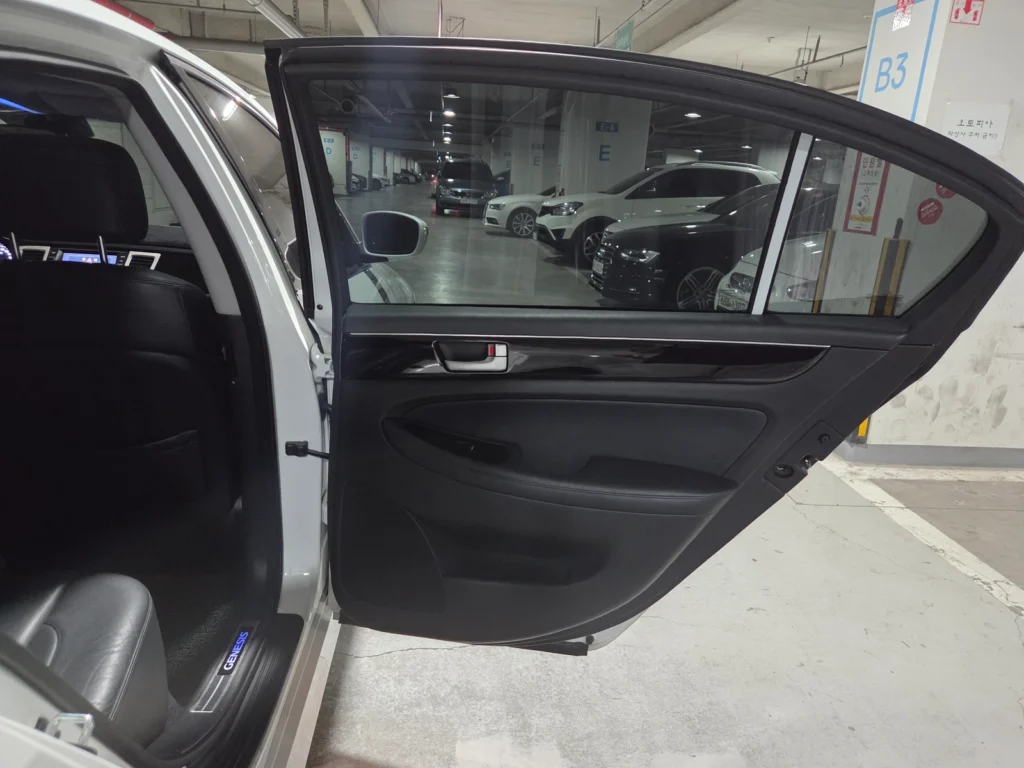 Hyundai Genesis BH330 Luxury Base Trim