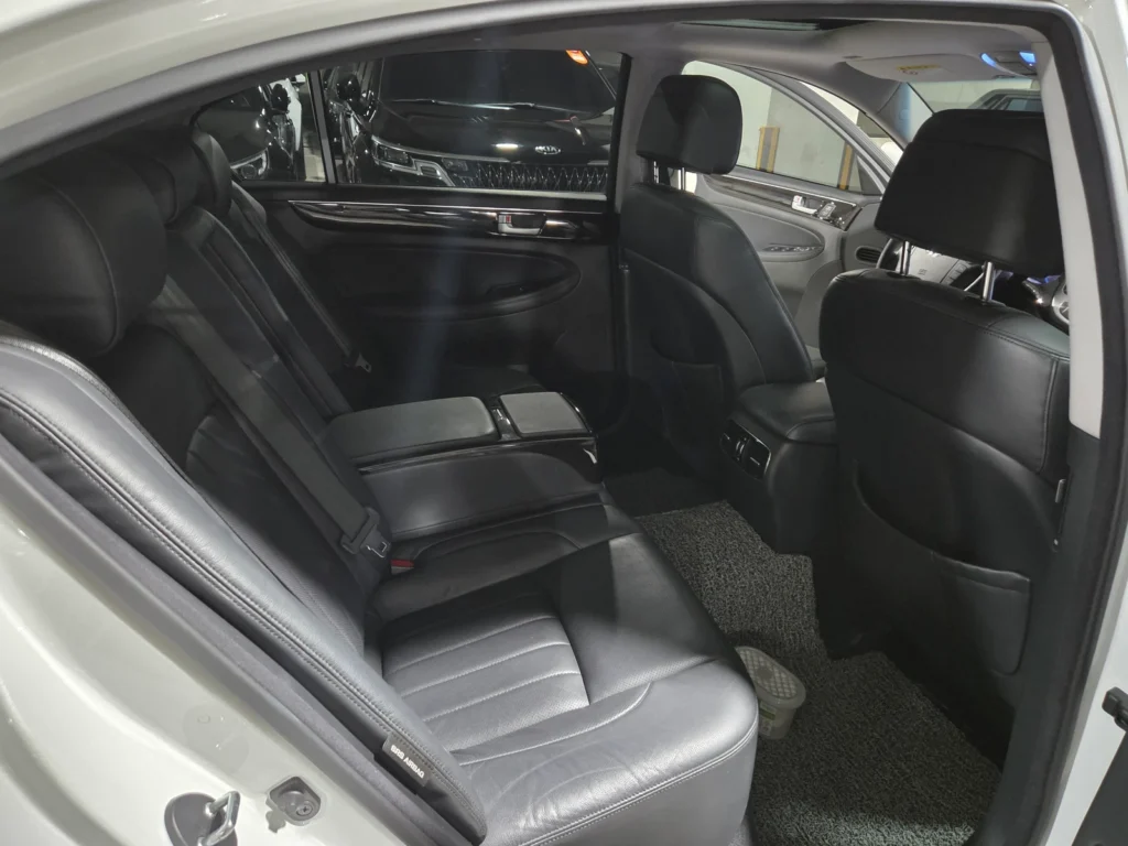 Hyundai Genesis BH330 Luxury Base Trim