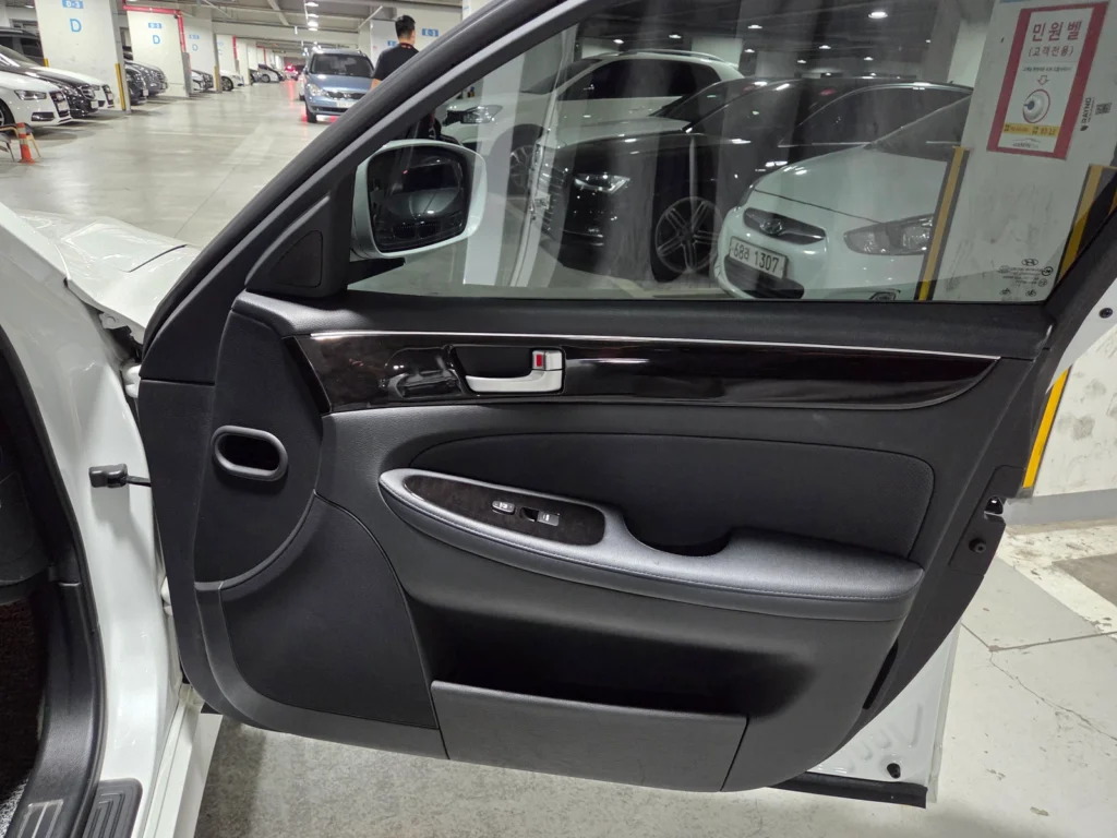 Hyundai Genesis BH330 Luxury Base Trim