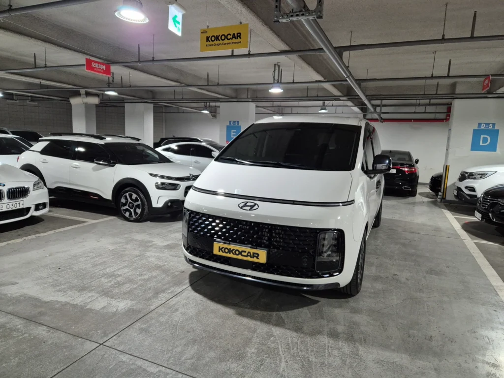 Hyundai Staria 4WD Lounge 9-seater