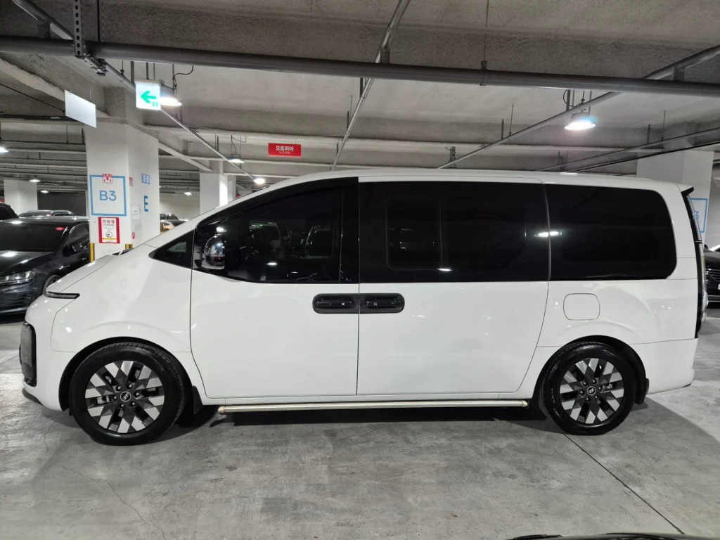 Hyundai Staria 4WD Lounge 9-seater