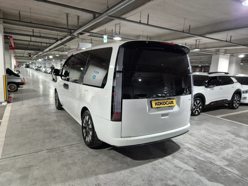 Hyundai Staria 4WD Lounge 9-seater