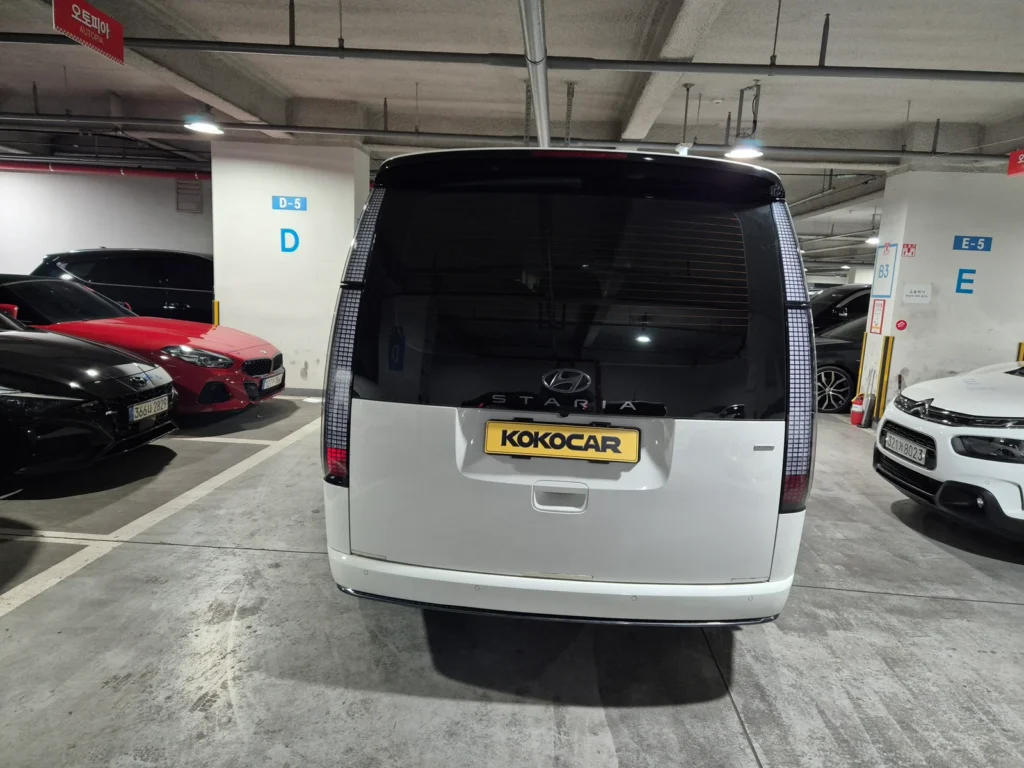 Hyundai Staria 4WD Lounge 9-seater