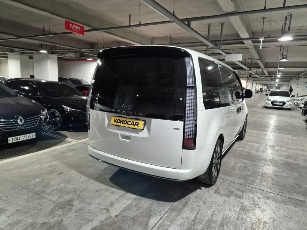 Hyundai Staria 4WD Lounge 9-seater