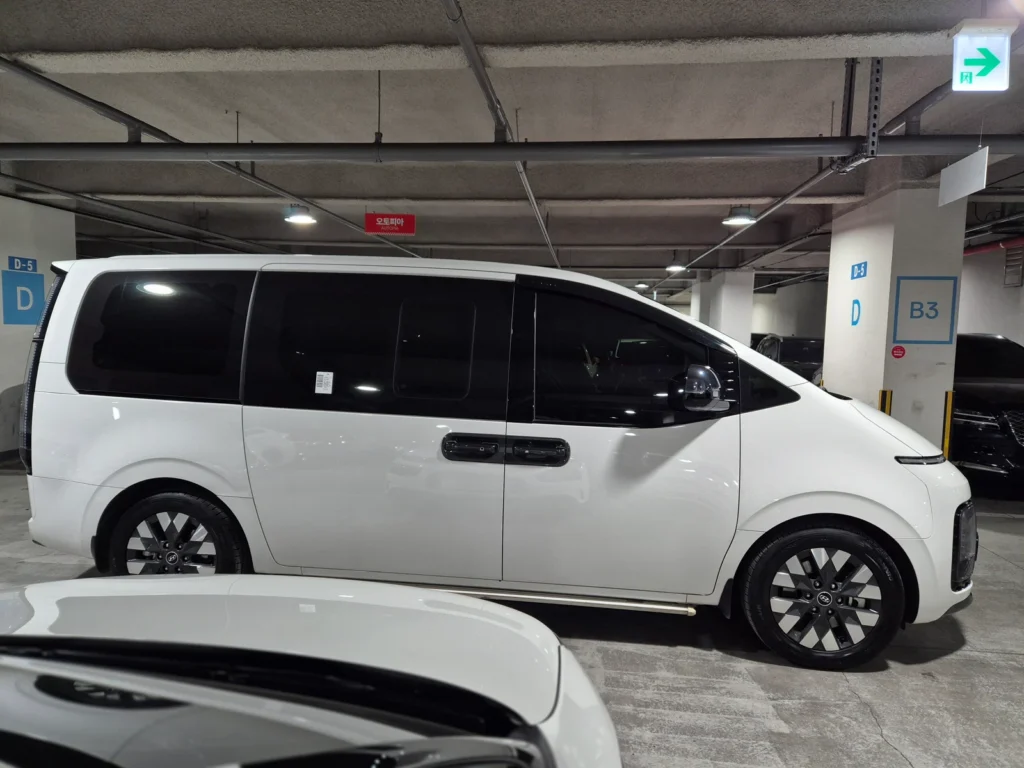 Hyundai Staria 4WD Lounge 9-seater