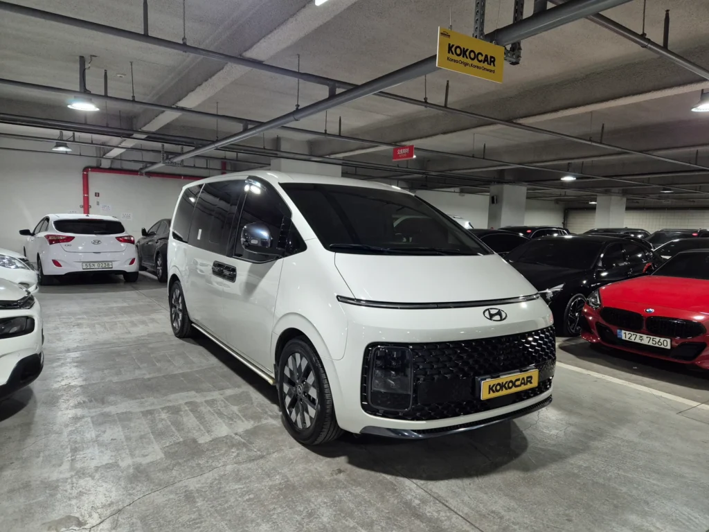 Hyundai Staria 4WD Lounge 9-seater