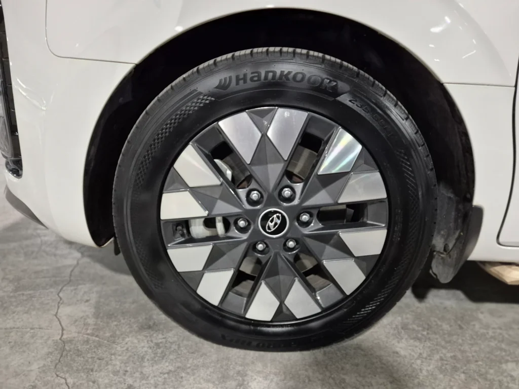 Hyundai Staria 4WD Lounge 9-seater