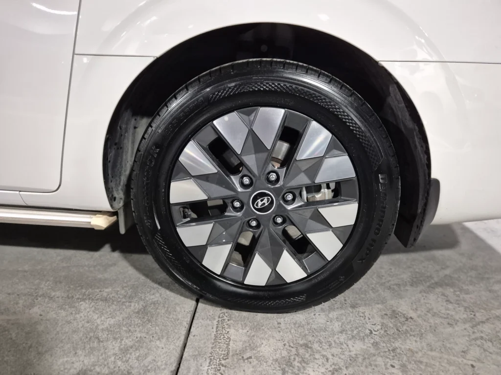 Hyundai Staria 4WD Lounge 9-seater