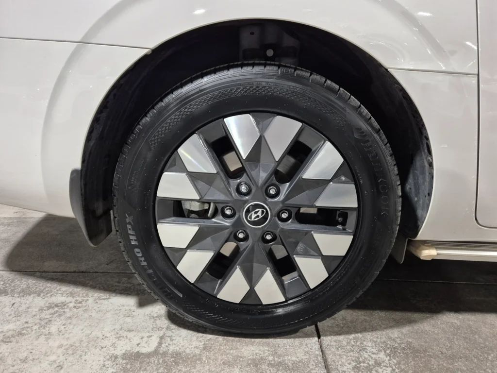 Hyundai Staria 4WD Lounge 9-seater