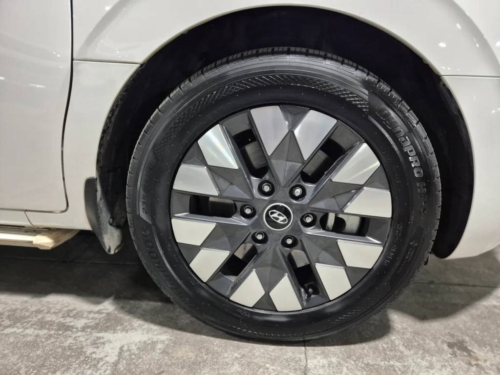 Hyundai Staria 4WD Lounge 9-seater