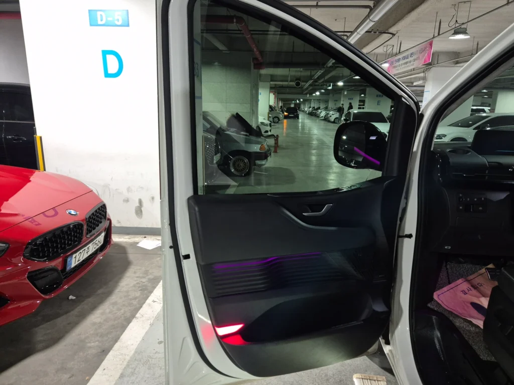 Hyundai Staria 4WD Lounge 9-seater