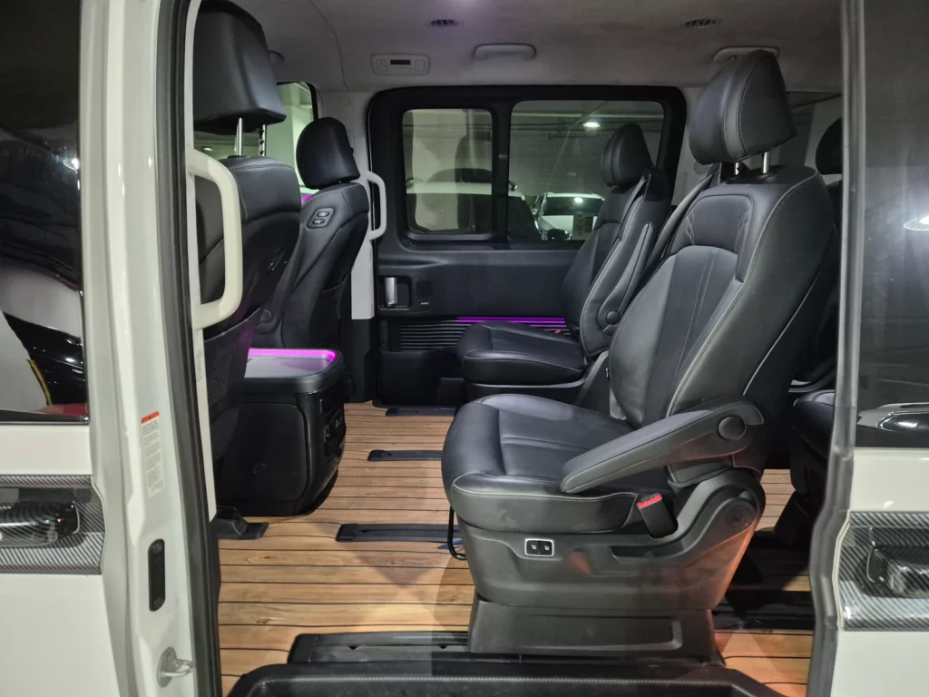 Hyundai Staria 4WD Lounge 9-seater