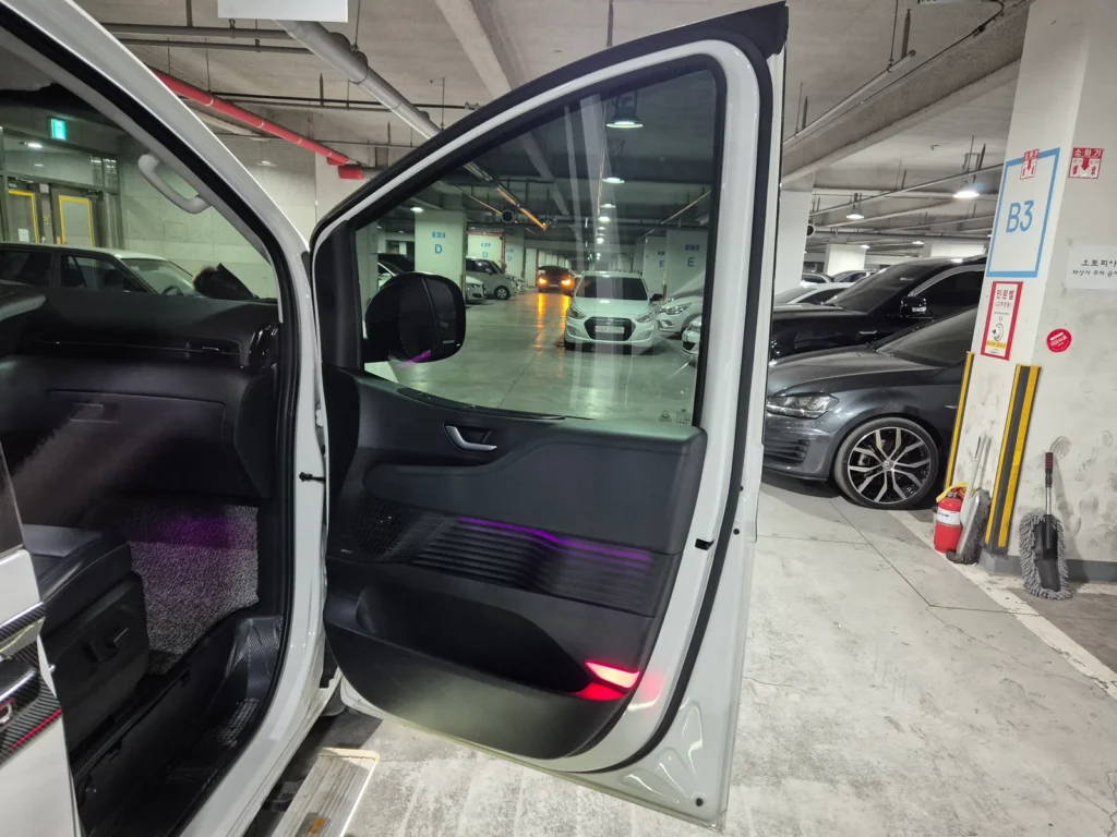 Hyundai Staria 4WD Lounge 9-seater