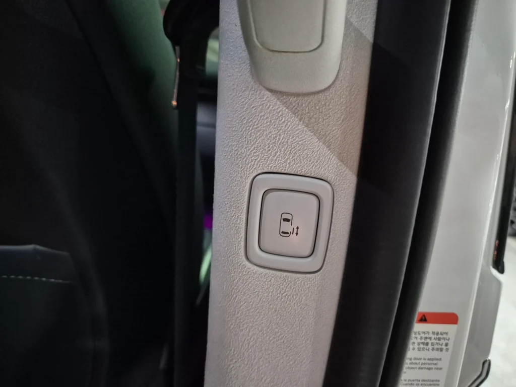 Hyundai Staria 4WD Lounge 9-seater