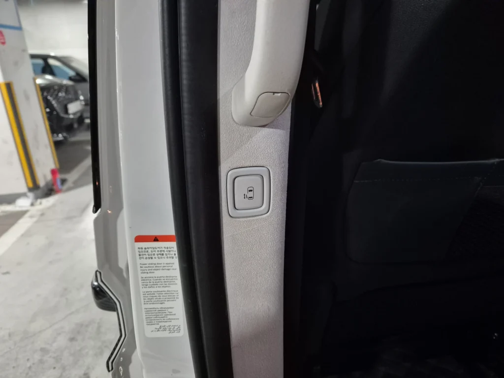 Hyundai Staria 4WD Lounge 9-seater