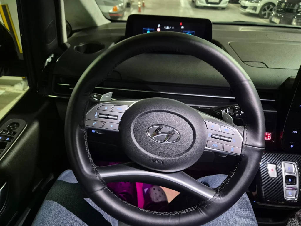 Hyundai Staria 4WD Lounge 9-seater