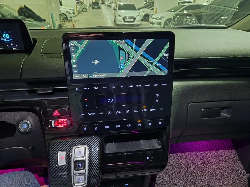 Hyundai Staria 4WD Lounge 9-seater