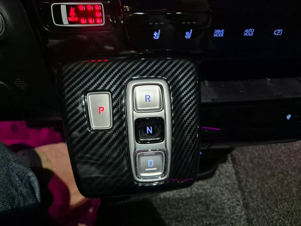 Hyundai Staria 4WD Lounge 9-seater