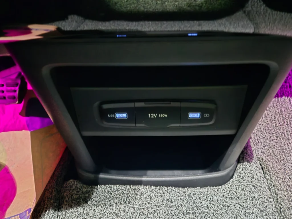 Hyundai Staria 4WD Lounge 9-seater