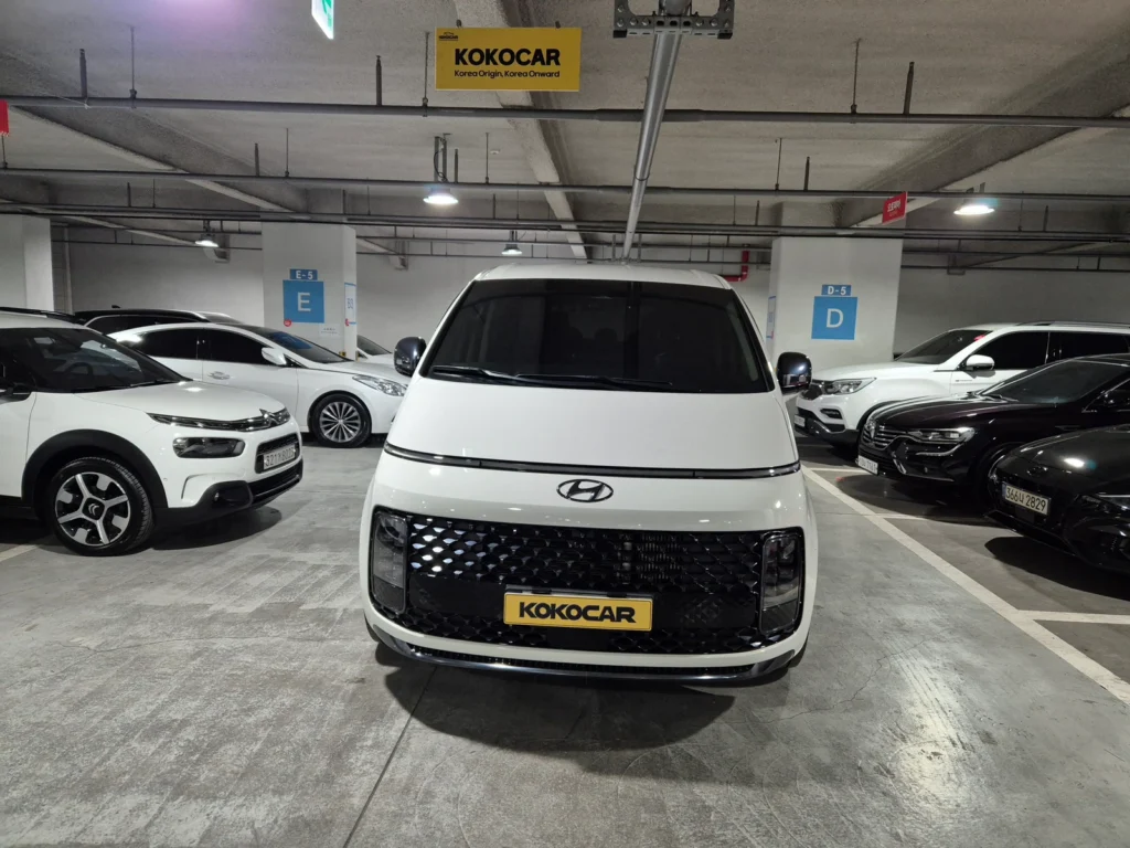 Hyundai Staria 4WD Lounge 9-seater