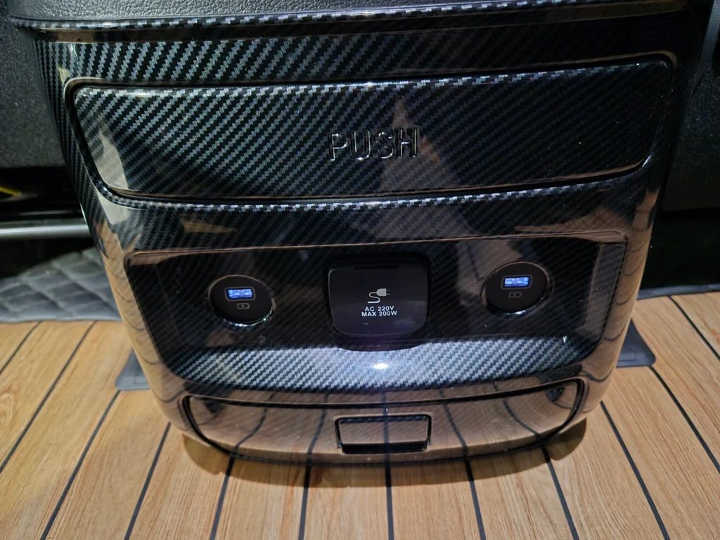 Hyundai Staria 4WD Lounge 9-seater