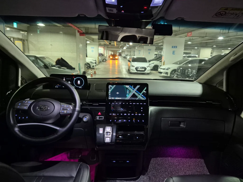 Hyundai Staria 4WD Lounge 9-seater