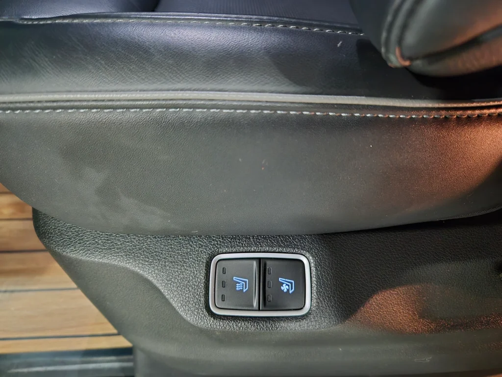 Hyundai Staria 4WD Lounge 9-seater