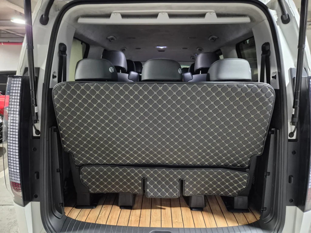 Hyundai Staria 4WD Lounge 9-seater