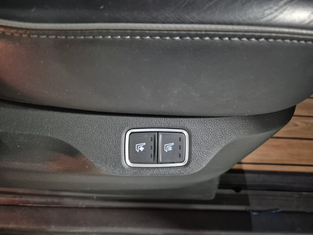 Hyundai Staria 4WD Lounge 9-seater