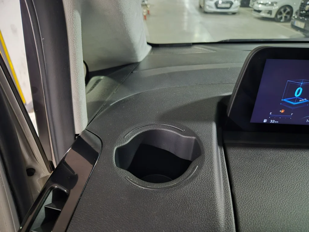 Hyundai Staria 4WD Lounge 9-seater