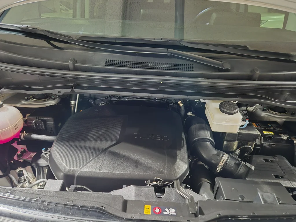 Hyundai Staria 4WD Lounge 9-seater