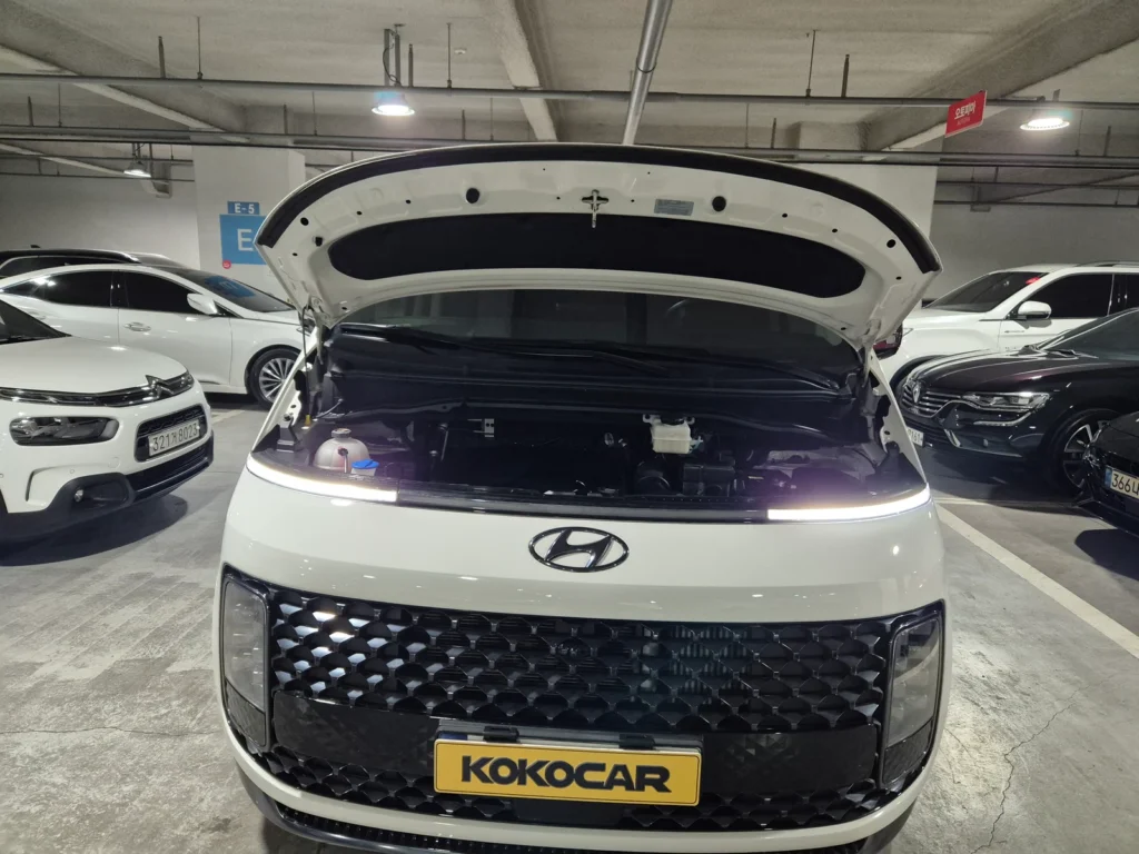 Hyundai Staria 4WD Lounge 9-seater