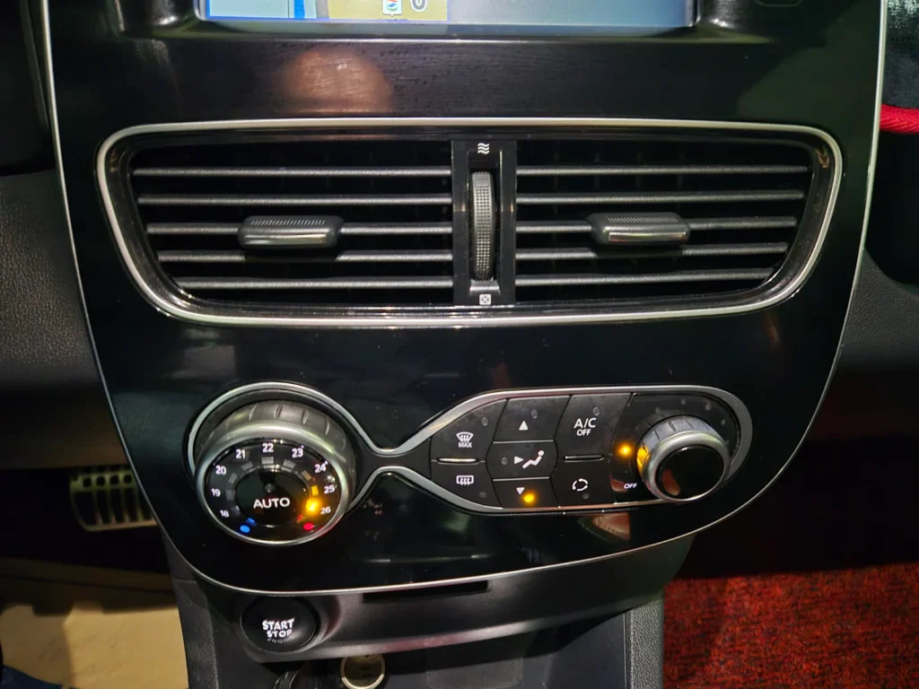 Renault-KoreaSamsung Clio Intens