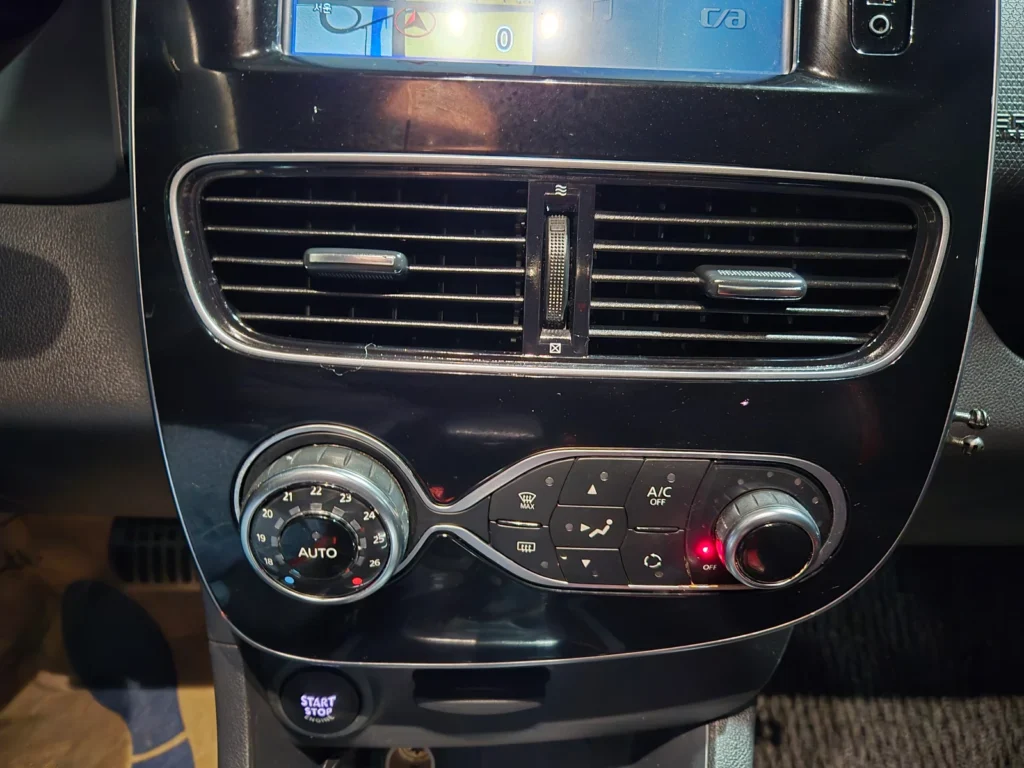 Renault-KoreaSamsung Clio Intense