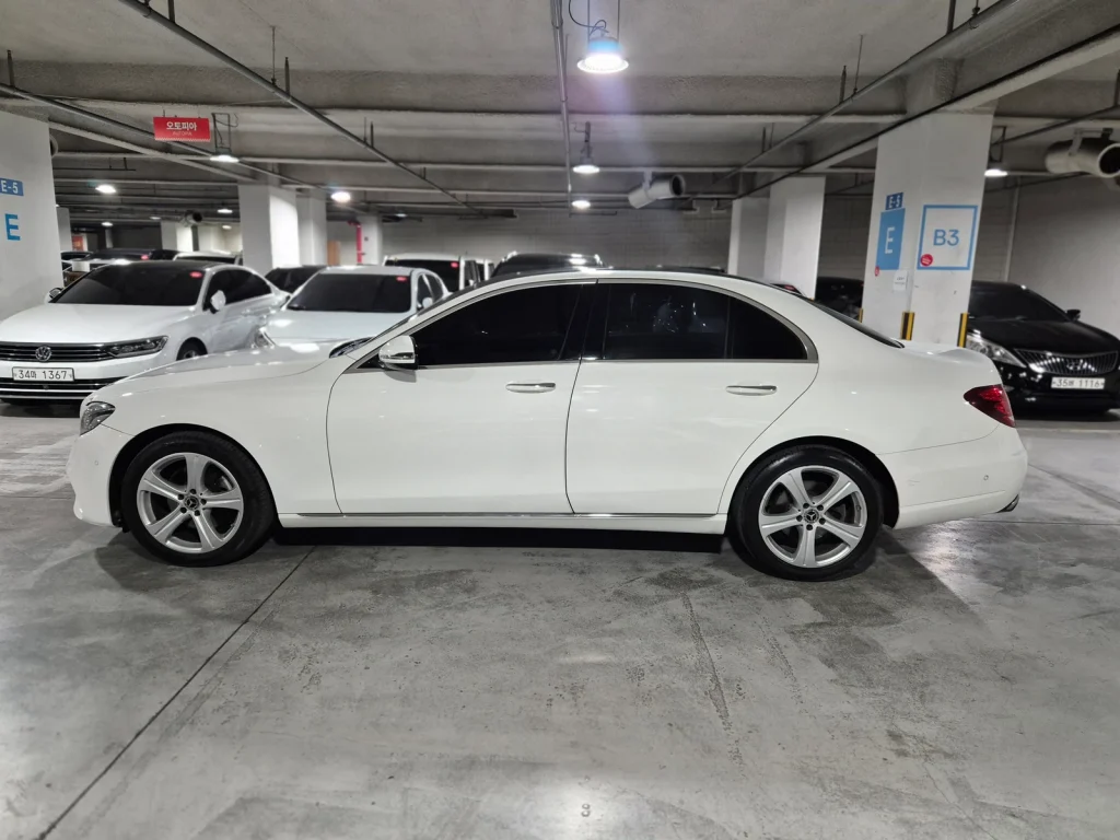 Benz E-Class W213 E220d Avantgarde
