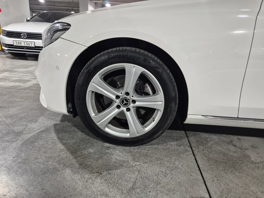 Benz E-Class W213 E220d Avantgarde