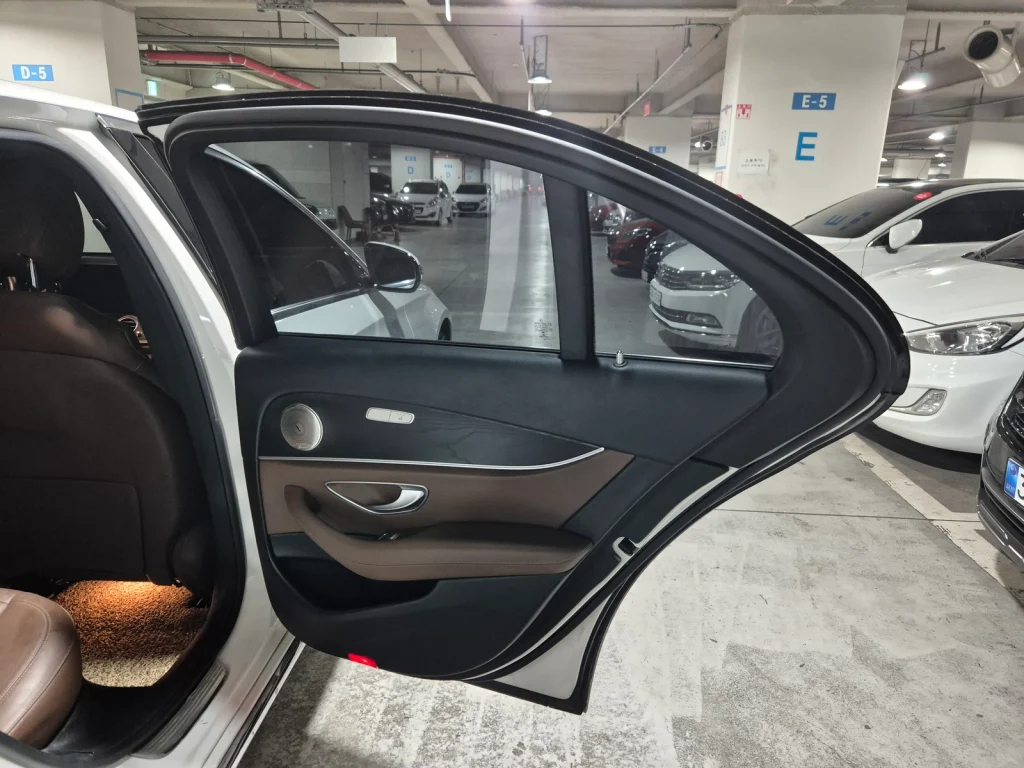 Benz E-Class W213 E220d Avantgarde