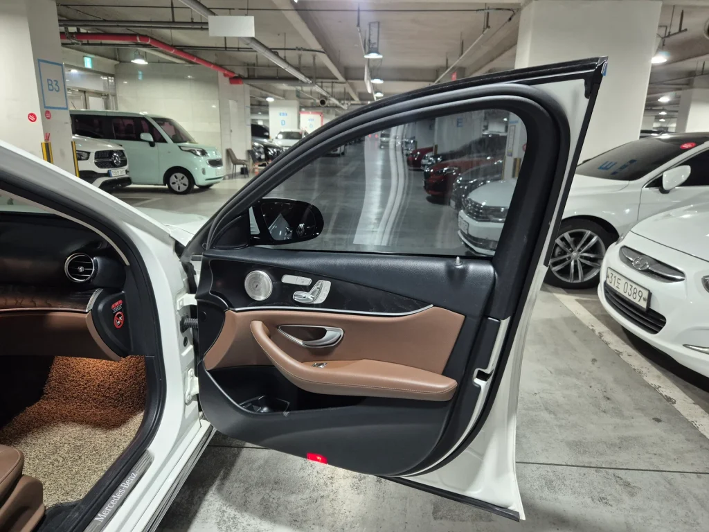 Benz E-Class W213 E220d Avantgarde