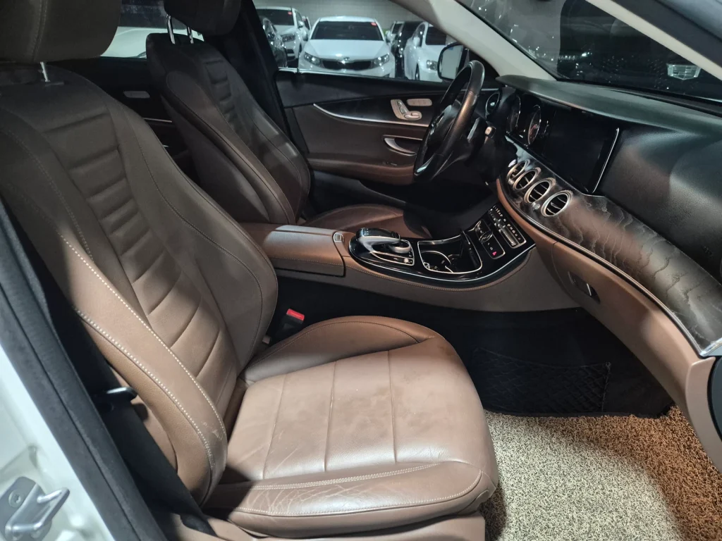 Benz E-Class W213 E220d Avantgarde